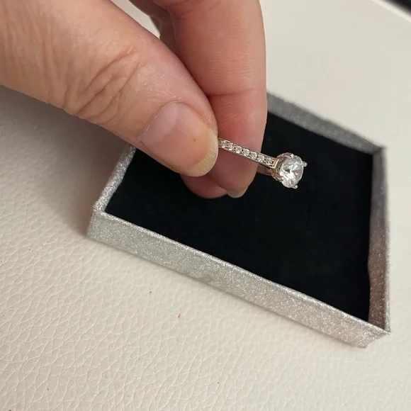 Moissanite solitaire engagement ring - Picture 8 of 8